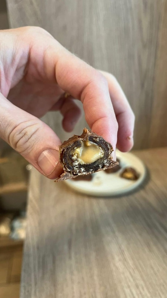Bombon de datiles rellenos de pasta de maní bañados en chocolate 6 u Nutrisau